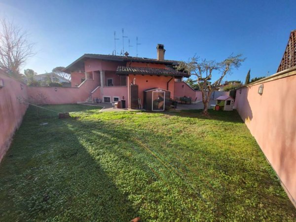 casa indipendente in vendita a Roma in zona Infernetto