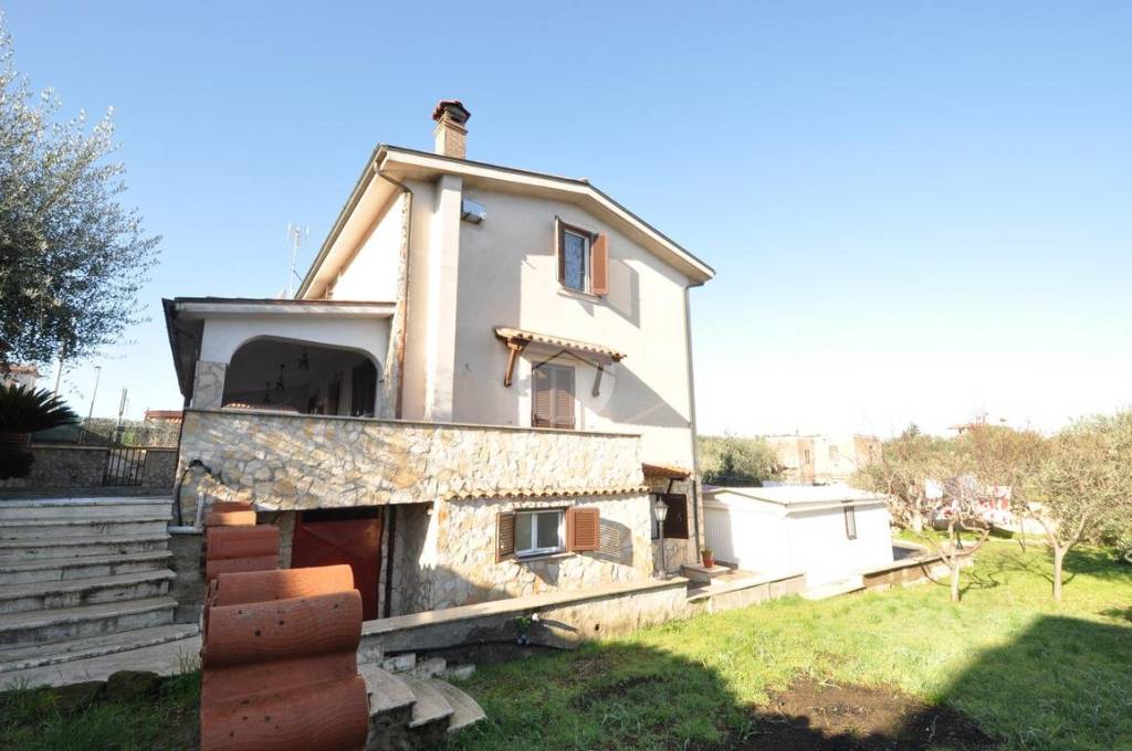 casa indipendente in vendita a Roma in zona Finocchio