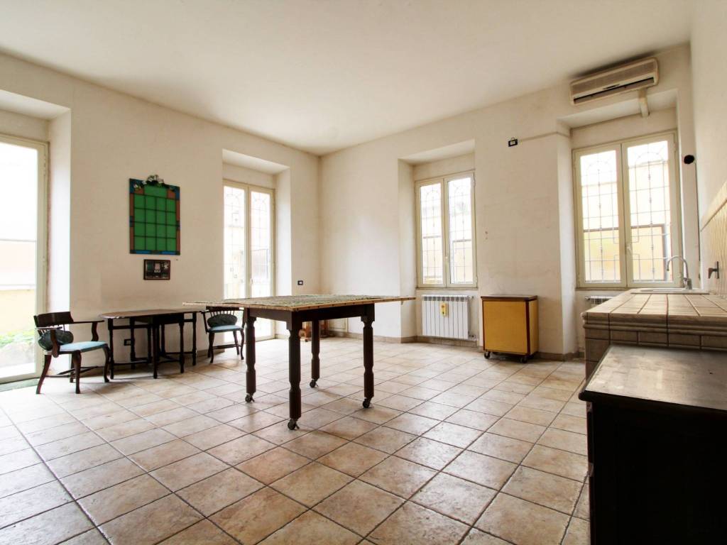 appartamento in vendita a Roma in zona Appio Latino