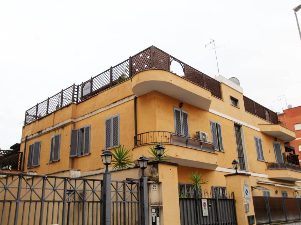 appartamento in vendita a Roma in zona Appio Latino