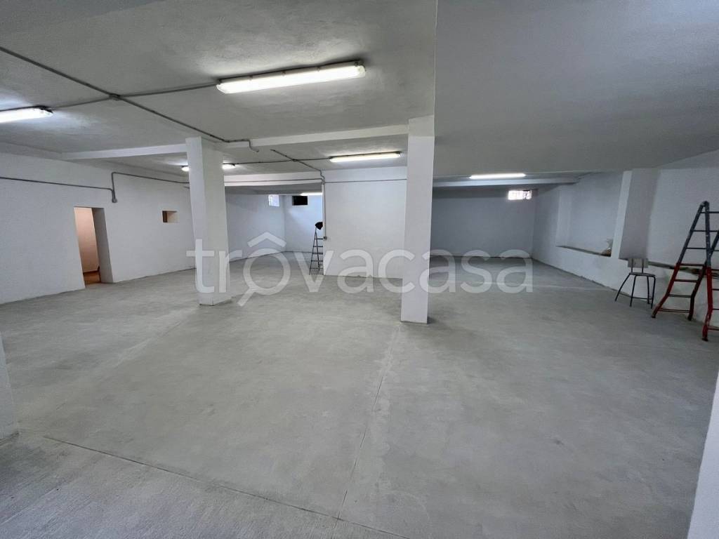 locale commerciale in vendita a Roma in zona Torre Angela
