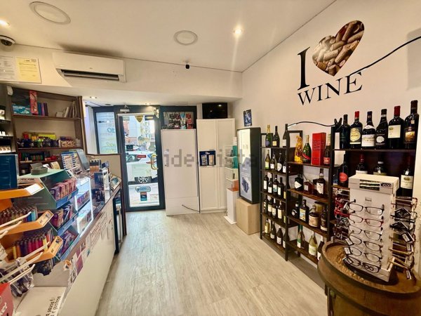 locale commerciale in vendita a Roma in zona Portuense