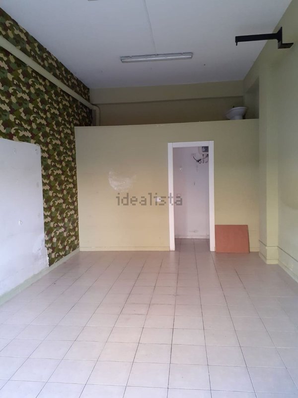 locale commerciale in vendita a Roma in zona Torre Angela