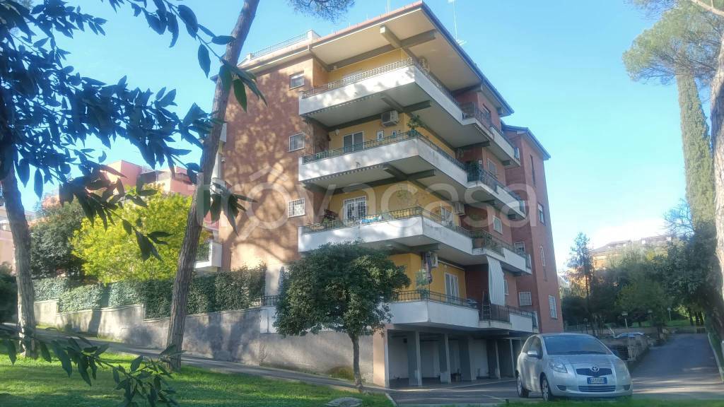 appartamento in vendita a Roma in zona Tomba di Nerone