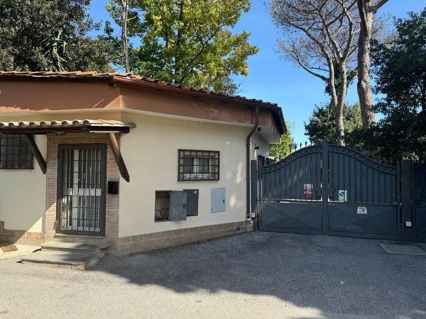 casa indipendente in vendita a Roma in zona Infernetto