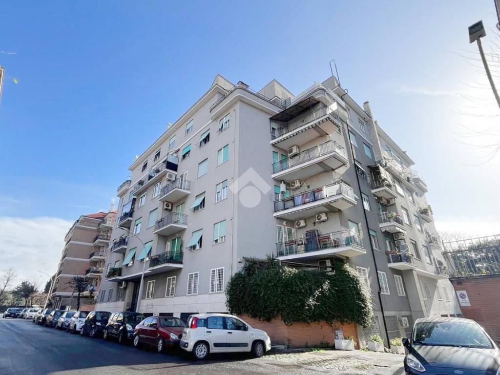 appartamento in vendita a Roma in zona Tuscolano