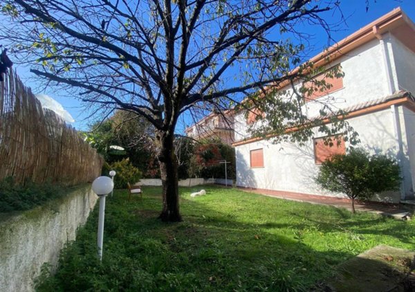 casa indipendente in vendita a Roma in zona Finocchio