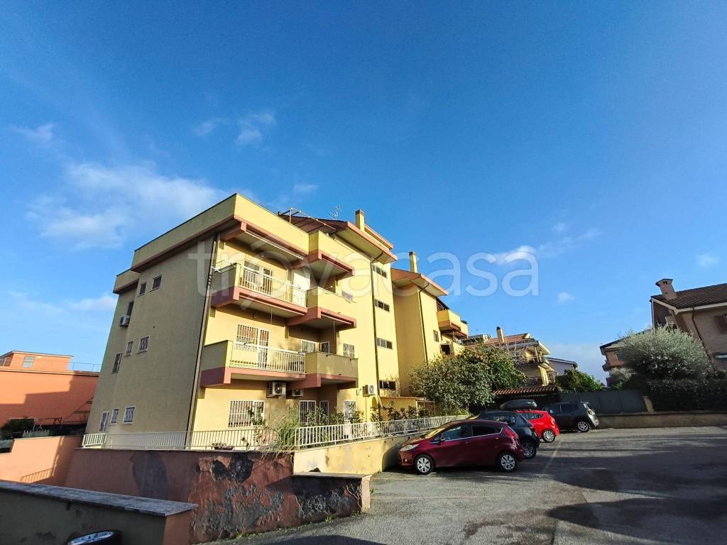 appartamento in vendita a Roma in zona Casal Morena