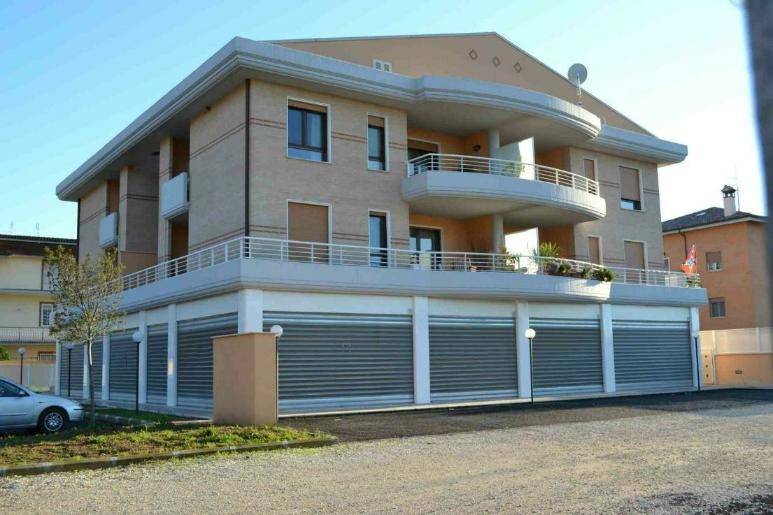 negozio in vendita a Roma in zona Acilia