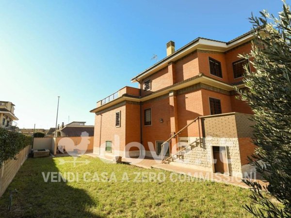 casa indipendente in vendita a Roma in zona Massimina/Casal Lumbroso