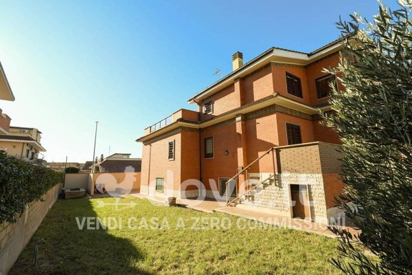 casa indipendente in vendita a Roma in zona Massimina/Casal Lumbroso