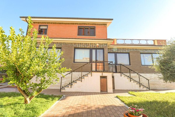 casa indipendente in vendita a Roma in zona Massimina/Casal Lumbroso