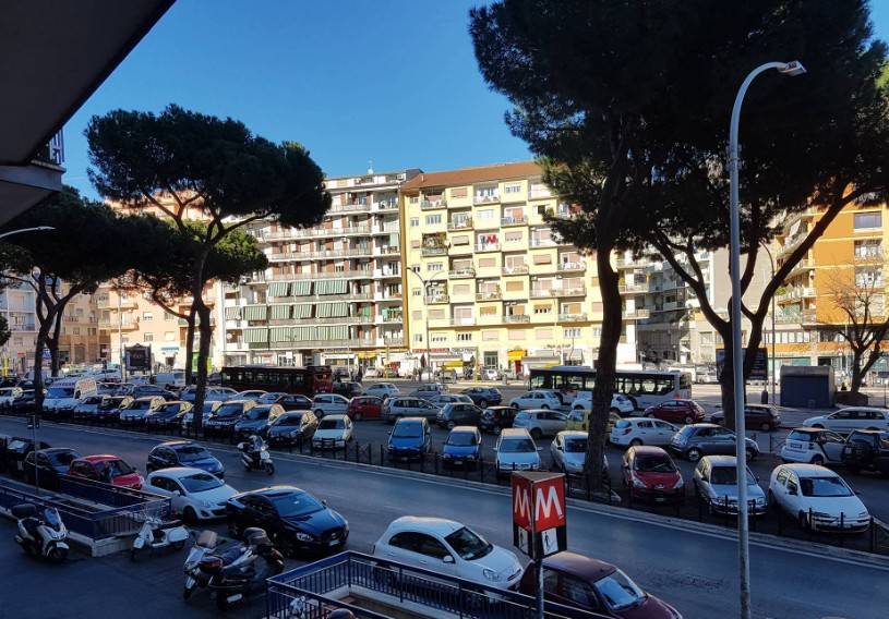 negozio in vendita a Roma in zona Appio Latino