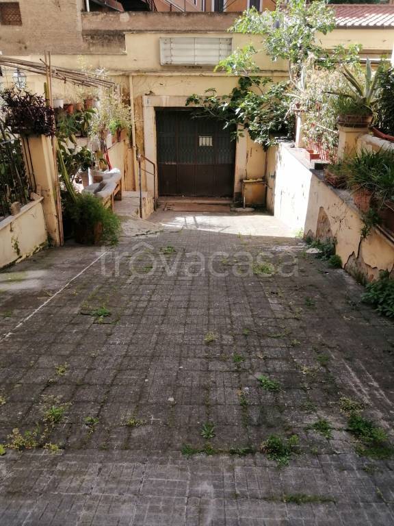 negozio in vendita a Roma in zona Rione Prati