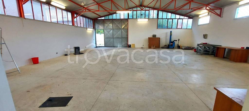 locale commerciale in vendita a Roma in zona Ostia