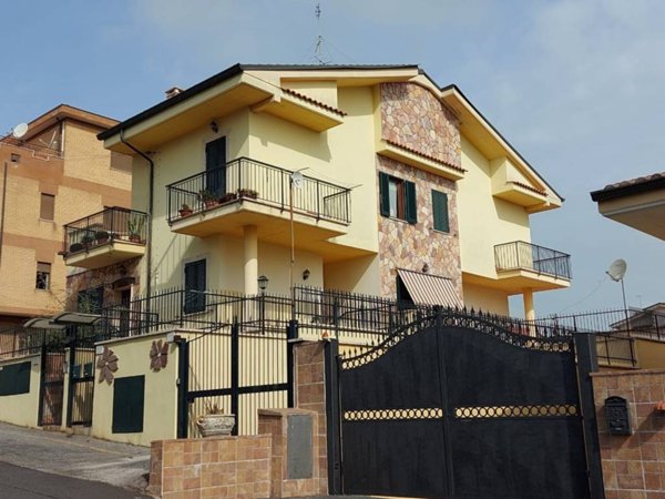 casa indipendente in vendita a Roma in zona Torre Gaia
