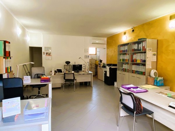 locale commerciale in vendita a Roma in zona Sette Bagni