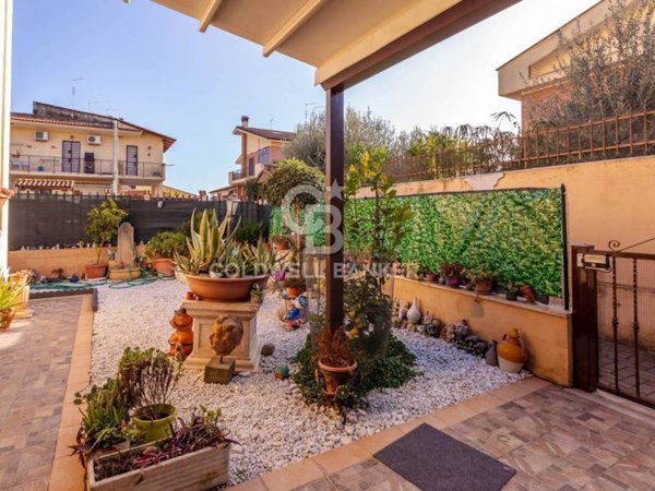appartamento in vendita a Roma in zona Giardini di Corcolle