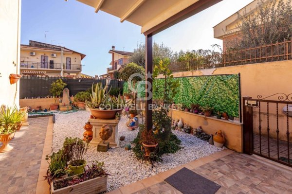 appartamento in vendita a Roma in zona Giardini di Corcolle