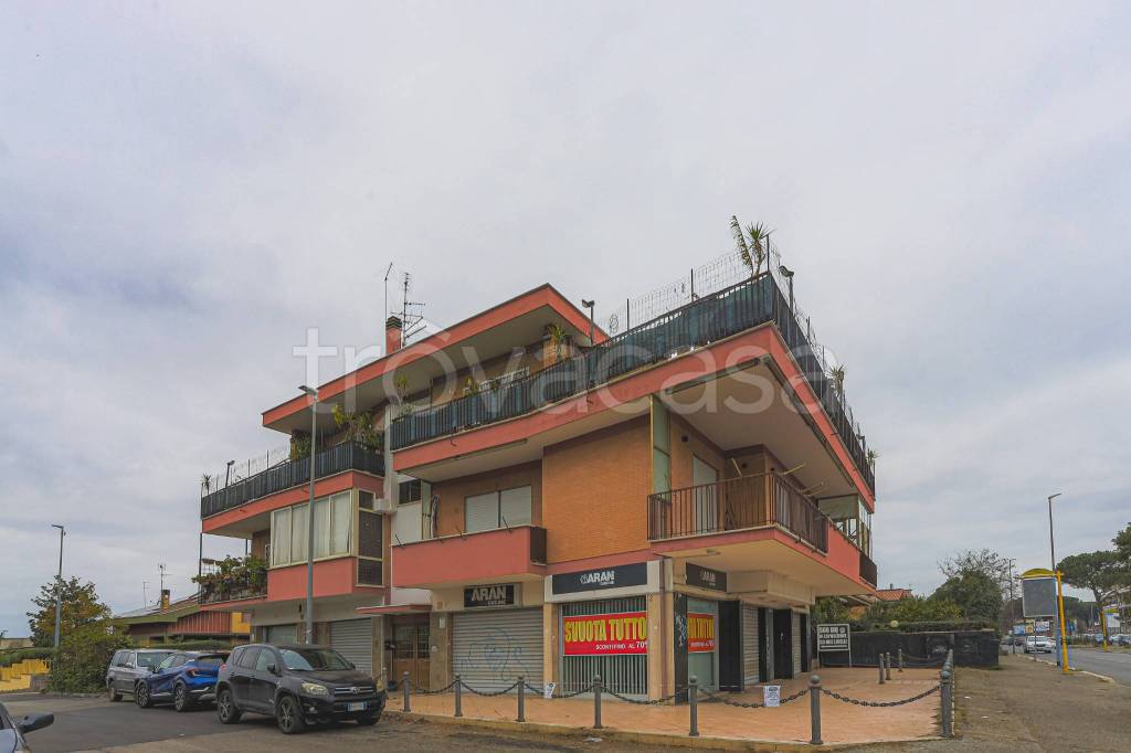 negozio in vendita a Roma in zona Acilia