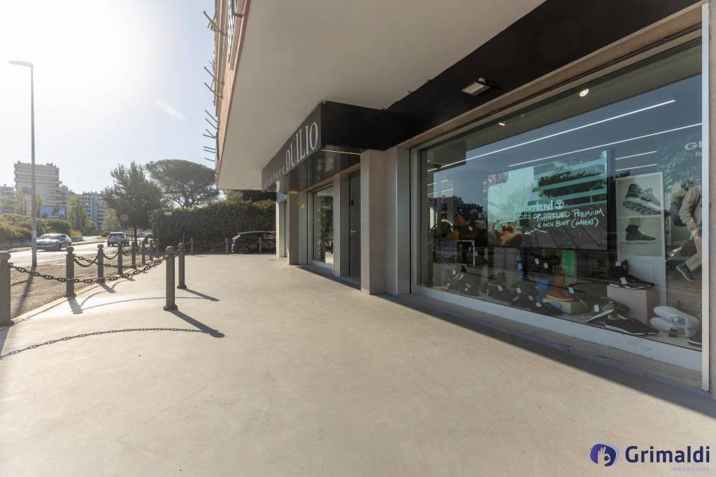 locale commerciale in vendita a Roma in zona Acilia