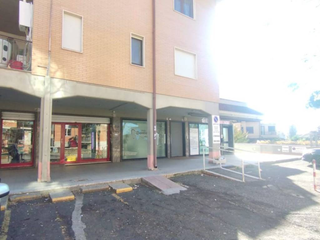 negozio in vendita a Roma in zona Torrione Cerquetta