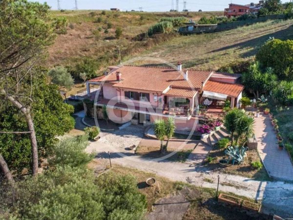 casa indipendente in vendita a Roma