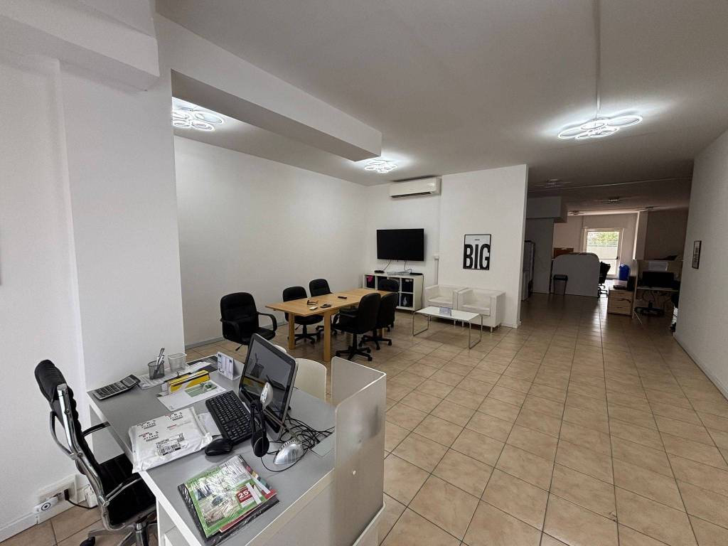 negozio in vendita a Roma in zona Ponte di Nona