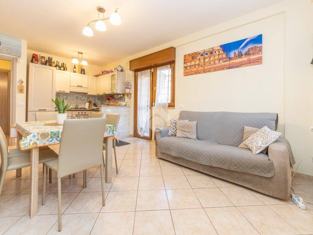 appartamento in vendita a Roma in zona Torre Angela