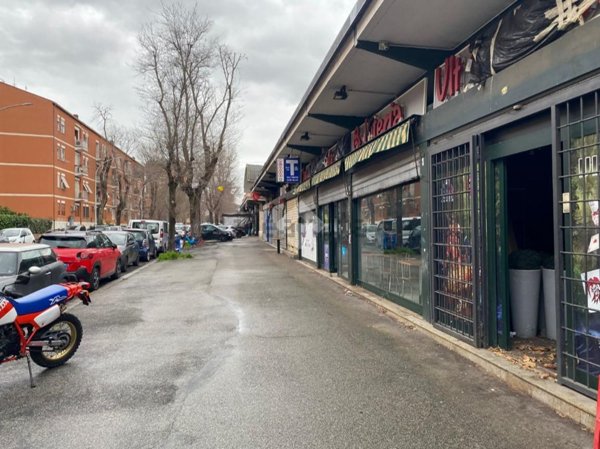 locale commerciale in vendita a Roma in zona Appio Claudio