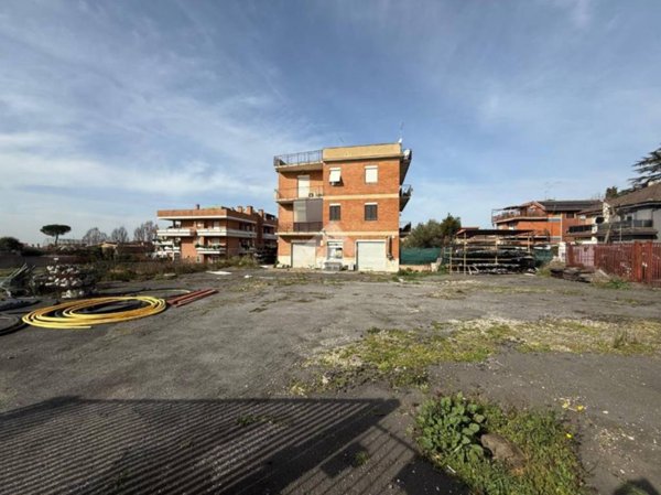 negozio in vendita a Roma in zona Primavalle