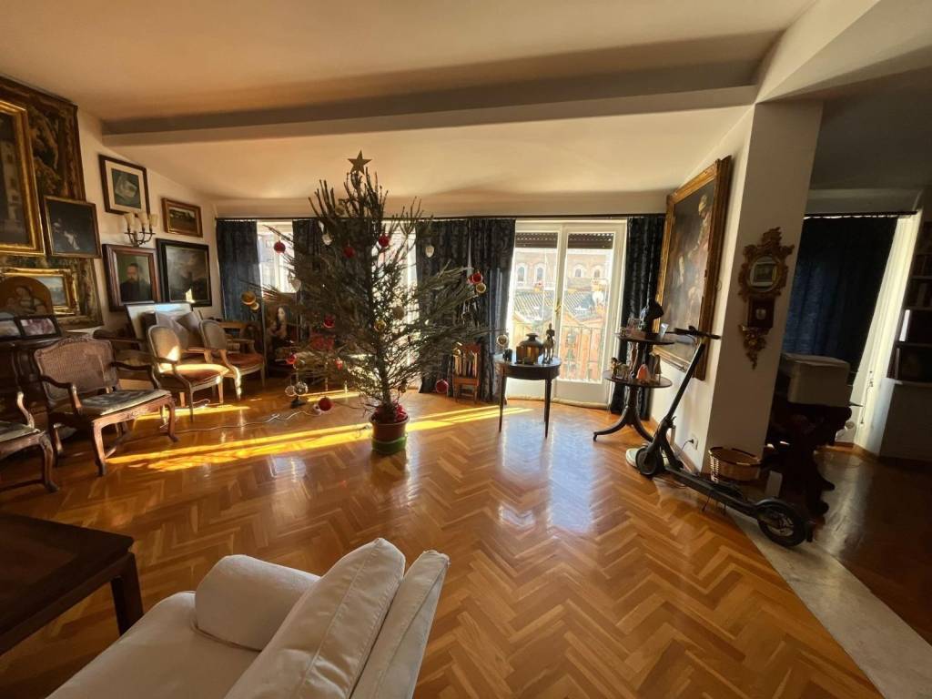 appartamento in vendita a Roma in zona Rione Regola