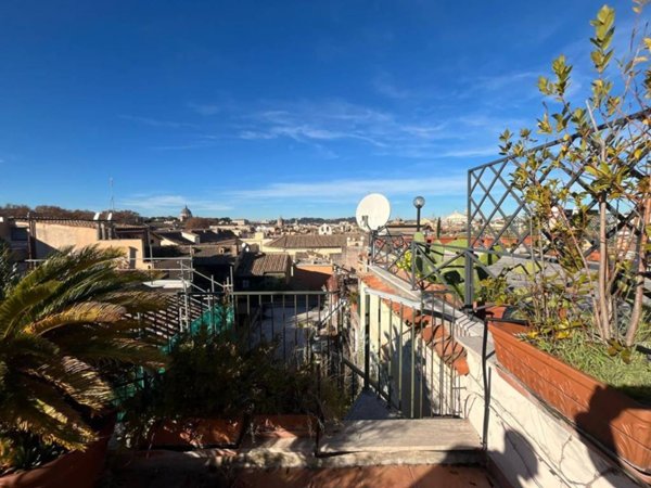 appartamento in vendita a Roma in zona Rione Regola