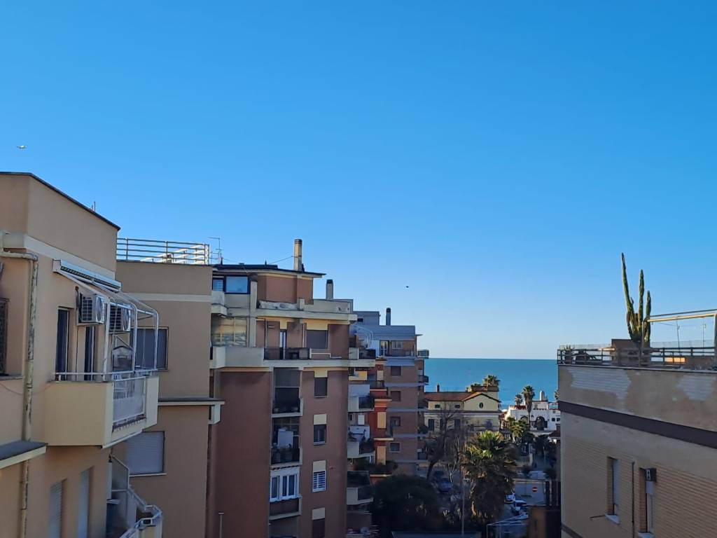 appartamento in vendita a Roma in zona Ostia