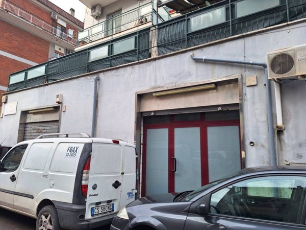 intera palazzina in vendita a Roma in zona Cinecittà