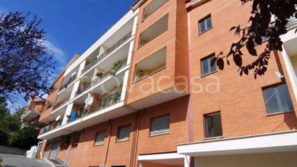 negozio in vendita a Roma in zona Torrione Cerquetta