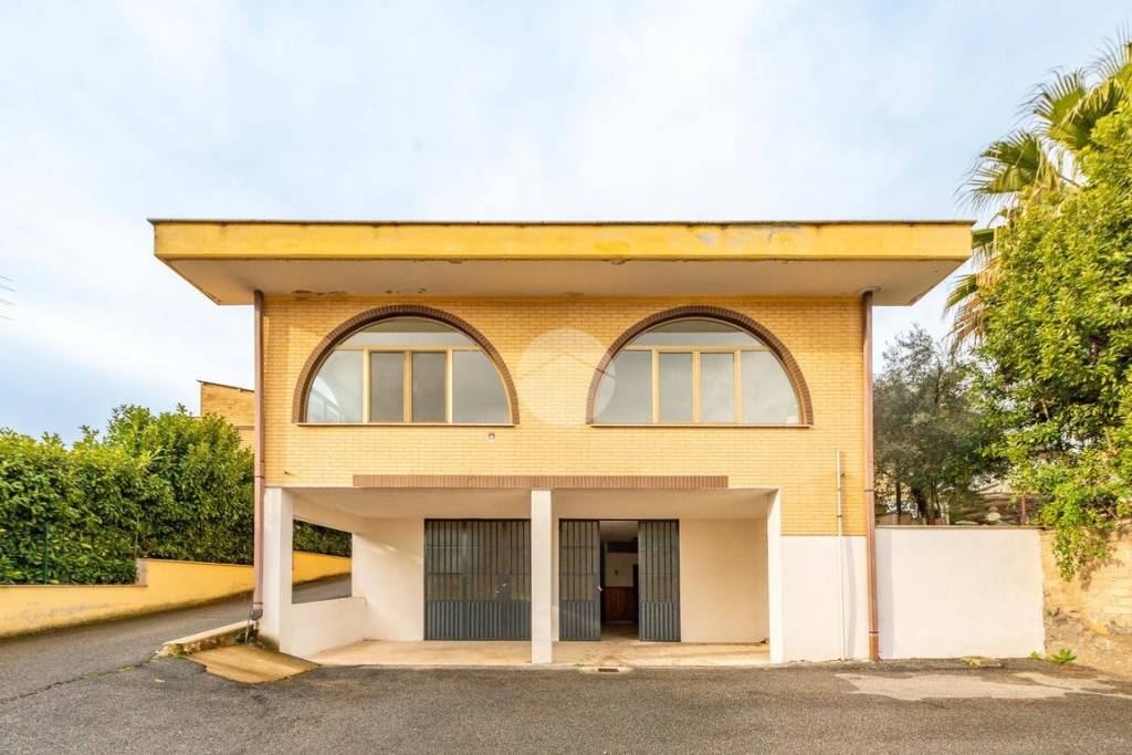 negozio in vendita a Roma in zona Finocchio