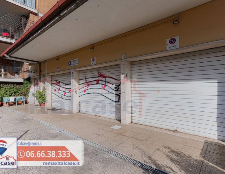 locale commerciale in vendita a Roma in zona Torrevecchia