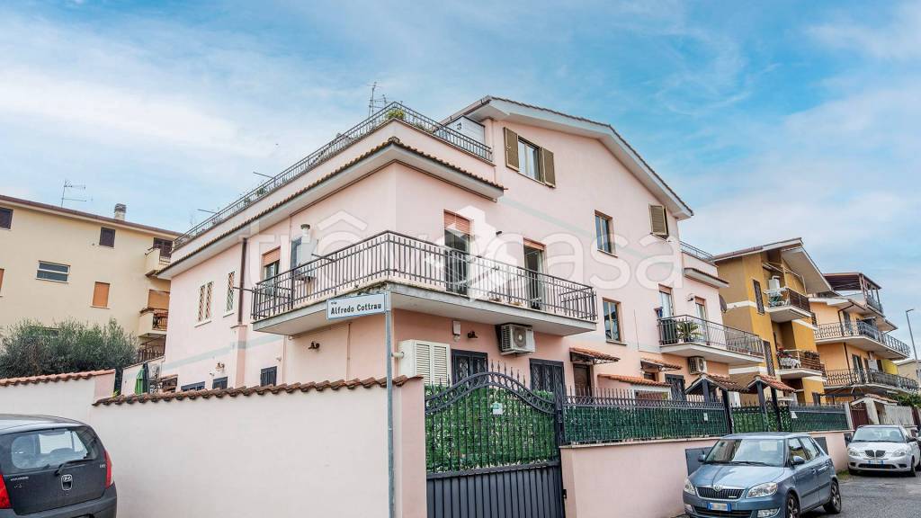 appartamento in vendita a Roma in zona Lunghezza