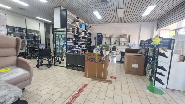 locale commerciale in vendita a Roma in zona Tor Bella Monaca