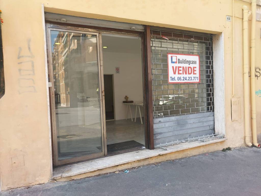 locale commerciale in vendita a Roma in zona Prenestino-Centocelle