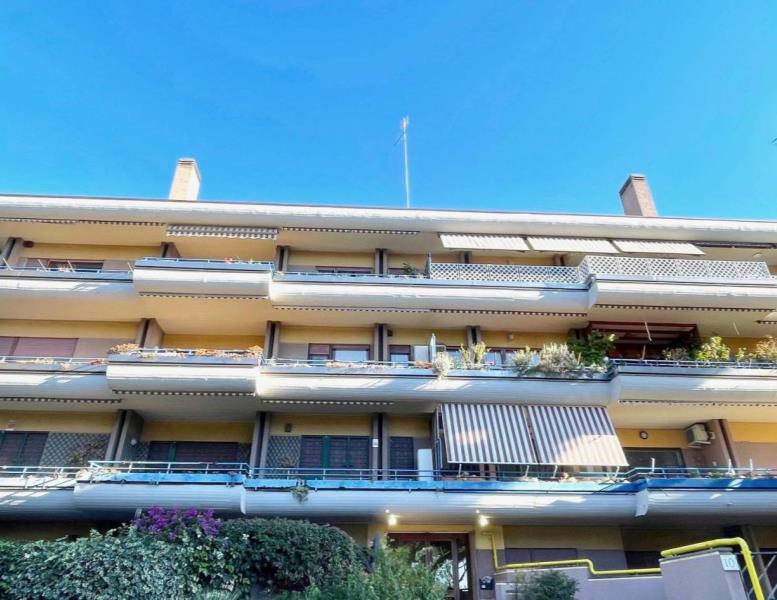 appartamento in vendita a Roma in zona Axa