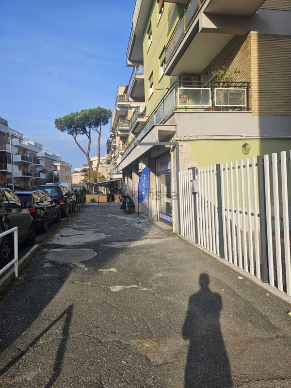 locale commerciale in vendita a Roma in zona Torrevecchia