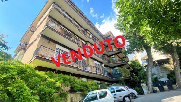 appartamento in vendita a Roma in zona Tomba di Nerone