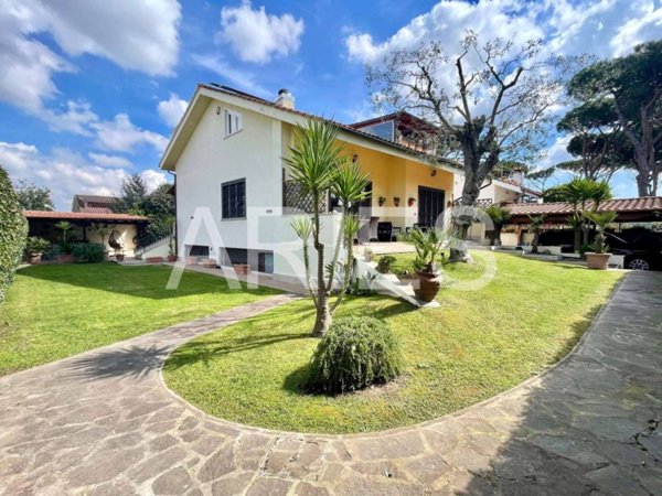 casa indipendente in vendita a Roma in zona Casal Palocco