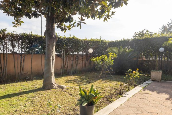 casa indipendente in vendita a Roma in zona Massimina/Casal Lumbroso