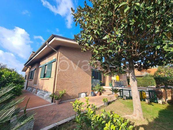 casa indipendente in vendita a Roma in zona Massimina/Casal Lumbroso