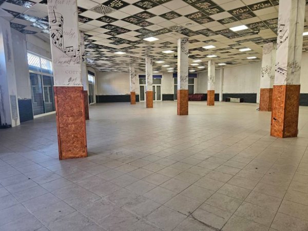negozio in vendita a Roma in zona Finocchio
