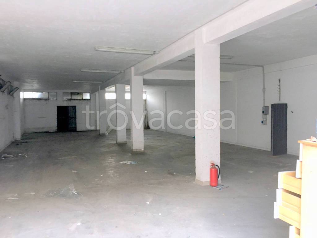 locale commerciale in vendita a Roma in zona Romanina