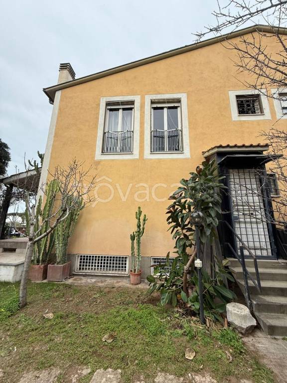 casa indipendente in vendita a Roma in zona Casal Palocco